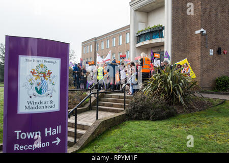 Maidenhead, Berkshire, Regno Unito. Il 23 febbraio, 2019. Membri del Windsor e Maidenhead rami del partito laburista e di Unison e GMB sindacati protestare fuori Maidenhead Municipio in primo ministro Theresa Maggio sua circoscrizione contro previsto tagli di spesa di £6.8m al bilancio 2019/2020 dal Royal Borough of Windsor e Maidenhead. Oltre mille persone hanno firmato una petizione al consiglio chiedono una alternativa per i tagli. Credito: Mark Kerrison/Alamy Live News Foto Stock