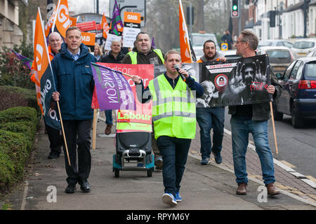 Maidenhead, Berkshire, Regno Unito. Il 23 febbraio, 2019. Matt Rodda, manodopera MP per la lettura di Oriente, unisce i membri del Windsor e Maidenhead rami del partito laburista e di Unison e GMB i sindacati a una protesta in primo ministro Theresa Maggio sua circoscrizione contro previsto tagli di spesa di £6.8m al bilancio 2019/2020 dal Royal Borough of Windsor e Maidenhead. Oltre mille persone hanno firmato una petizione al consiglio chiedono una alternativa per i tagli. Credito: Mark Kerrison/Alamy Live News Foto Stock