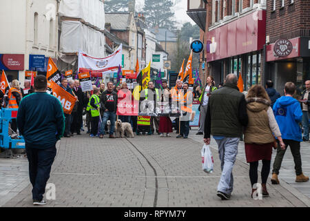 Maidenhead, Berkshire, Regno Unito. Il 23 febbraio, 2019. Membri del Windsor e Maidenhead rami del partito laburista e di Unison e GMB sindacati protestano in primo ministro Theresa Maggio sua circoscrizione contro previsto tagli di spesa di £6.8m al bilancio 2019/2020 dal Royal Borough of Windsor e Maidenhead. Oltre mille persone hanno firmato una petizione al consiglio chiedono una alternativa per i tagli. Credito: Mark Kerrison/Alamy Live News Foto Stock