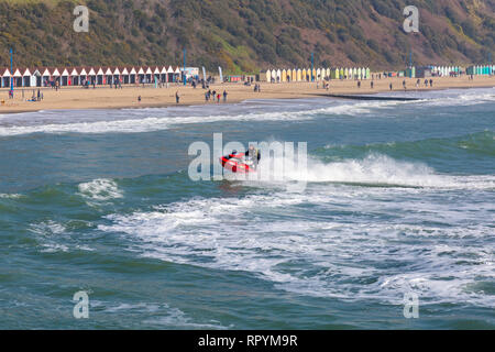 Bournemouth, Dorset, Regno Unito. 23 febbraio 2019. Tempo in Gran Bretagna: Bella giornata calda e soleggiata a Bournemouth, mentre i visitatori si dirigono verso il mare per godersi il sole alle spiagge di Bournemouth. Gli appassionati di moto d'acqua potranno provare la spiaggia di Bournemouth con le loro abilità acrobatiche e i loro trick. Gli appassionati di moto d'acqua, gli appassionati di moto d'acqua, gli appassionati di moto d'acqua, gli appassionati di moto d'acqua, gli appassionati di moto d'acqua, gli appassionati di moto d'acqua, gli appassionati di moto Credit: Carolyn Jenkins/Alamy Live News Foto Stock