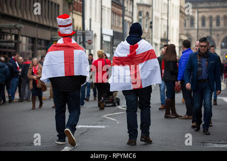 Cardiff, Galles, UK. Sabato 23 febbraio 2019. Il Galles e Inghilterra rugby sostenitori raccogliere in Cardiff City Centre in anticipo del Sei Nazioni di corrispondenza tra le due squadre. Foto Stock