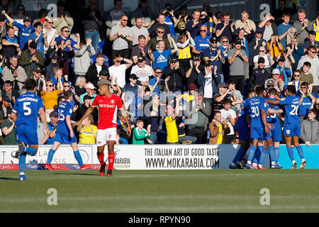 Kingston, Surrey, Regno Unito. Il 23 febbraio, 2019. Obiettivo - Michael Folivi di Wimbledon è assaliti durante il cielo EFL scommettere League 1 match tra AFC Wimbledon e Charlton Athletic al Cherry Red Records Stadium, Kingston, in Inghilterra il 23 febbraio 2019. Foto di Carlton Myrie. Solo uso editoriale, è richiesta una licenza per uso commerciale. Nessun uso in scommesse, giochi o un singolo giocatore/club/league pubblicazioni. Credit: UK Sports Pics Ltd/Alamy Live News Foto Stock