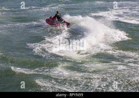 Bournemouth, Dorset, Regno Unito. 23 febbraio 2019. Tempo nel Regno Unito: I jetski emozionano i visitatori della spiaggia di Bournemouth con le loro abilità acrobatiche e trucchi in una calda giornata di sole. I jet ski i jet ski i jetski i jetski i jet ski i jet ski i jet ski i jetski i jetski gli ski i jet ski i jet ski i jet ski i jet ski i moto d'acqua. Foto Stock