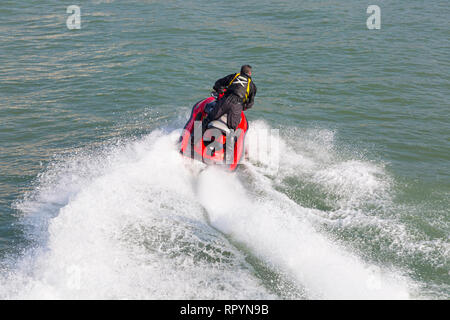 Bournemouth, Dorset, Regno Unito. 23 febbraio 2019. Tempo nel Regno Unito: I jetski emozionano i visitatori della spiaggia di Bournemouth con le loro abilità acrobatiche e trucchi in una calda giornata di sole. I jet ski i jet ski i jetski i jetski i jet ski i jet ski i jet ski i jetski i jetski gli ski i jet ski i jet ski i jet ski i jet ski i moto d'acqua. Foto Stock