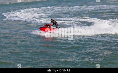 Bournemouth, Dorset, Regno Unito. 23 febbraio 2019. Tempo in Gran Bretagna: Bella giornata calda e soleggiata a Bournemouth, mentre i visitatori si dirigono verso il mare per godersi il sole alle spiagge di Bournemouth. Gli appassionati di moto d'acqua potranno provare la spiaggia di Bournemouth con le loro abilità acrobatiche e i loro trick. Gli appassionati di moto d'acqua, gli appassionati di moto d'acqua, gli appassionati di moto d'acqua, gli appassionati di moto d'acqua, gli appassionati di moto d'acqua, gli appassionati di moto d'acqua, gli appassionati di moto Credit: Carolyn Jenkins/Alamy Live News Foto Stock