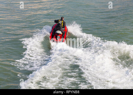 Bournemouth, Dorset, Regno Unito. 23 febbraio 2019. Tempo nel Regno Unito: I jetski emozionano i visitatori della spiaggia di Bournemouth con le loro abilità acrobatiche e trucchi in una calda giornata di sole. I jet ski i jet ski i jetski i jetski i jet ski i jet ski i jet ski i jetski i jetski gli ski i jet ski i jet ski i jet ski i jet ski i moto d'acqua. Foto Stock