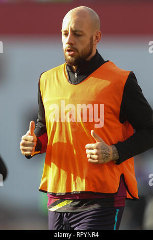 Stoke on Trent, Regno Unito. Il 23 febbraio, 2019. Aston Villa defender Alan Hutton (21) durante il cielo EFL scommessa match del campionato tra Stoke City e Aston Villa presso la scommessa365Stadium, Stoke-on-Trent, in Inghilterra il 23 febbraio 2019. Foto di Jurek Biegus. Solo uso editoriale, è richiesta una licenza per uso commerciale. Nessun uso in scommesse, giochi o un singolo giocatore/club/league pubblicazioni. Credit: UK Sports Pics Ltd/Alamy Live News Foto Stock