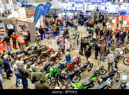 Shepton Mallet, Somerset, Regno Unito. 23rd febbraio 2019 gli appassionati di motociclette si riuniscono per il primo giorno della mostra Carol Nash Classic Motorcycle del 39th. Stand commerciali e individui hanno mostrato i loro due tesori ruote. La frase 'ne ho avuto uno come quello' è stata sentita molte volte come l'atmosfera amichevole e accogliente ha rivivuto la nostalgia. ©Alamy Live News / MR Standfast Credit: MR Standfast/Alamy Live News Foto Stock