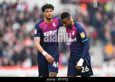 STOKE ON TRENT, Regno Unito 23RD FEBBRAIO Tyrone Mings (40) di Aston Villa con Jonathan Kodjia (26) di Aston Villa durante il cielo di scommessa match del campionato tra Stoke City e Aston Villa al Britannia Stadium di Stoke-on-Trent sabato 23 febbraio 2019. (Credit: Jon Hobley | MI News) Credito: MI News & Sport /Alamy Live News Foto Stock