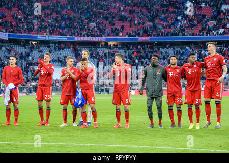 Monaco di Baviera, Germania, 23 febbraio, 2019. Bavaria, München: Calcio - Bundesliga, Bayern Monaco - Hertha BSC, XXIII Giornata di Allianz Arena. I giocatori del FC Bayern Monaco di Baviera festeggiare la vittoria con i tifosi dopo la fine del gioco. James Rodriguez (l-r), Thomas Müller, Joshua Kimmich, portiere Manuel Neuer, Thiago, Robert Lewandowski, Alphonso Davies, Serge Gnabry, David Alaba e Niklas Süle. Credito: dpa picture alliance/Alamy Live News Credito: dpa picture alliance/Alamy Live News Foto Stock