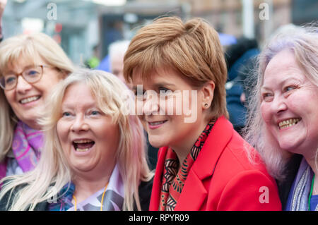 Glasgow, Scotland, Regno Unito. Il 23 febbraio, 2019. Il primo ministro di Scozia Nicola Storione MSP si unisce al rally per anni cinquanta nato Scottish donne contro la pensione statale di ingiustizia, WASPI. Le donne che sono nati negli anni cinquanta hanno avuto la qualifica età della loro pensione di stato cambiato da fino a sei anni risultante in pension perdite fino a £48.000. Credito: Berretto Alamy/Live News Foto Stock