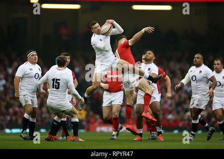 Cardiff, Galles, UK. Il 23 febbraio, 2019. Jonny Maggio di Inghilterra i tentativi di catturare una palla alta con Josh Adams del Galles. Il Galles v Inghilterra Guinness Sei Nazioni 2019 international partita di rugby al Principato Stadium di Cardiff Wales, Regno Unito sabato 23 febbraio 2019. pic da Andrew Orchard/Alamy Live News nota immagine disponibile per il solo uso editoriale Credito: Andrew Orchard fotografia sportiva/Alamy Live News Foto Stock