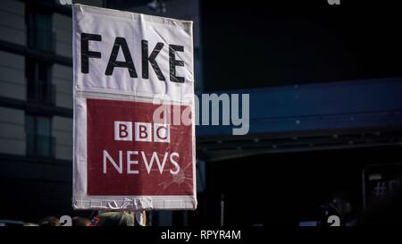Manchester, Regno Unito. Il 23 febbraio, 2019. Una targhetta dicendo FAKE BBC news visto durante il contatore protestare fuori sede della BBC di Manchester.Stand fino al razzismo (SUTR) chiamato il contatore-protesta, dopo Robinson, vero nome Stephen Yaxley-Lennon chi ha annunciato che sarà in possesso di una protesta contro la BBC a Salford Media City. Credito: Ioannis Alexopoulos SOPA/images/ZUMA filo/Alamy Live News Foto Stock
