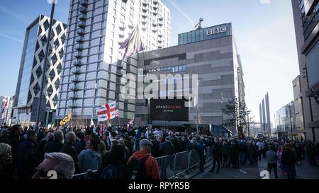 Manchester, Regno Unito. Il 23 febbraio, 2019. Migliaia di manifestanti sono visti la raccolta al di fuori della sede della BBC durante la protesta.Stand fino al razzismo (SUTR) chiamato il contatore-protesta, dopo Robinson, vero nome Stephen Yaxley-Lennon chi ha annunciato che sarà in possesso di una protesta contro la BBC a Salford Media City. Credito: Ioannis Alexopoulos SOPA/images/ZUMA filo/Alamy Live News Foto Stock