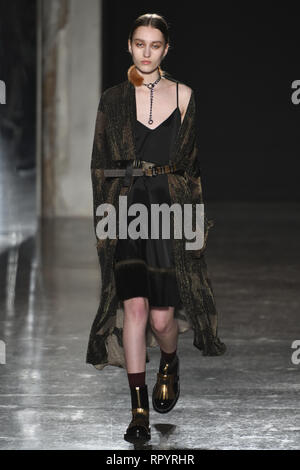 Milano, Italia. Il 23 febbraio, 2019. Foto di Matteo Rossetti/LaPresse 23 febbraio 2019 Milano, Italia Moda Milano Fashione Settimana autunno inverno 2019/2020 nella foto: la sfilata di Cividini Foto Matteo Rossetti/LaPresse Febbraio 23 th, 2019 Milano, Italia Milano Moda Fashion Week nella foto: Cividini passerella Credito: LaPresse/Alamy Live News Foto Stock