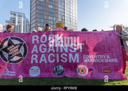 Salford, Greater Manchester, UK. Il 23 febbraio, 2019. Anti-fascisti i manifestanti sono in possesso di un contatore al rally MediaCity in Salford contro i piani dell'ex leader della difesa inglese League per dimostrare contro la BBC. Credito: Alvaro Velazquez Gardeta/Alamy Live News Foto Stock