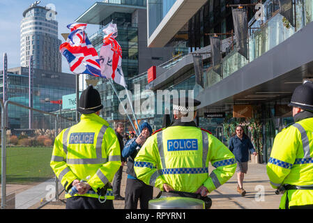 Salford, Greater Manchester, UK. Il 23 febbraio, 2019. Anti-fascisti i manifestanti sono in possesso di un contatore al rally MediaCity in Salford contro i piani dell'ex leader della difesa inglese League per dimostrare contro la BBC. Credito: Alvaro Velazquez Gardeta/Alamy Live News Foto Stock