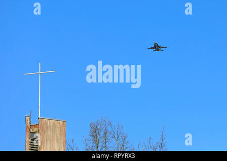 Salo, Finlandia - 23 Febbraio 2019: il finlandese Air Force combat jet McDonnell Douglas F/A-18 Hornet volo e manca l'uomo manovra su Helisnummi cappella del cimitero in onore di Salo veterano di guerra, pilota da caccia Martti Lehtovaara, deceduta a 98. Immagine: credito Taina Sohlman/Alamy Live News Foto Stock