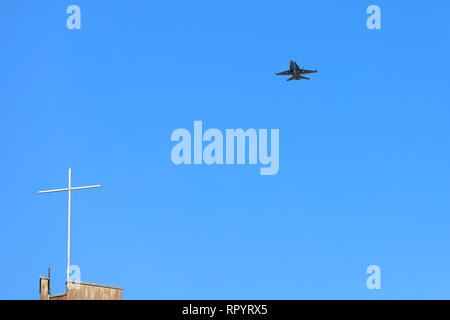 Salo, Finlandia - 23 Febbraio 2019: il finlandese Air Force combat jet McDonnell Douglas F/A-18 Hornet volo e manca l'uomo manovra su Helisnummi cappella del cimitero in onore di Salo veterano di guerra, pilota da caccia Martti Lehtovaara, deceduta a 98. Immagine: credito Taina Sohlman/Alamy Live News Foto Stock