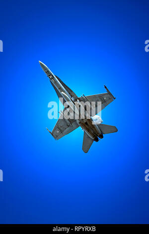 Salo, Finlandia - 23 Febbraio 2019: il finlandese Air Force combat jet McDonnell Douglas F/A-18 Hornet volo e manca l'uomo manovra su Helisnummi cappella del cimitero in onore di Salo veterano di guerra, pilota da caccia Martti Lehtovaara, deceduta a 98. Immagine: credito Taina Sohlman/Alamy Live News Foto Stock