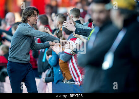 Londra, Regno Unito. Il 23 febbraio, 2019. Thomas Frank manager di Brentford celebra la vittoria con i tifosi durante il cielo EFL scommessa match del campionato tra Brentford e Hull City al Griffin Park, Londra, Inghilterra il 23 febbraio 2019. Foto di Salvio Calabrese. Solo uso editoriale, è richiesta una licenza per uso commerciale. Nessun uso in scommesse, giochi o un singolo giocatore/club/league pubblicazioni. Credit: UK Sports Pics Ltd/Alamy Live News Foto Stock