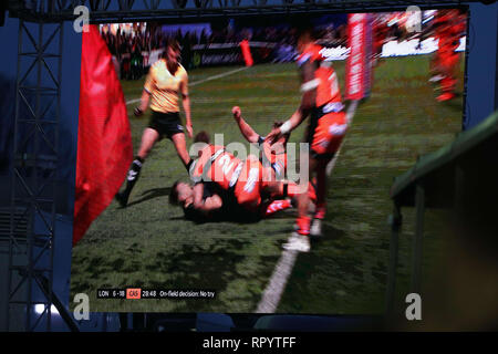 Trailfinders Sportivo, Londra, Regno Unito. Il 23 febbraio, 2019. Betfred Super League Rugby, London Broncos rispetto a Castleford Tigers; riproduzione video visualizzazione di 'n' provare per London Broncos durante la prima metà del credito: Azione Sport Plus/Alamy Live News Foto Stock