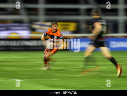 Trailfinders Sportivo, Londra, Regno Unito. Il 23 febbraio, 2019. Betfred Super League Rugby, London Broncos rispetto a Castleford Tigers; Greg Minikin di Castleford Tigers in esecuzione con la palla con telecamera slow motion Credito: Azione Sport Plus/Alamy Live News Foto Stock