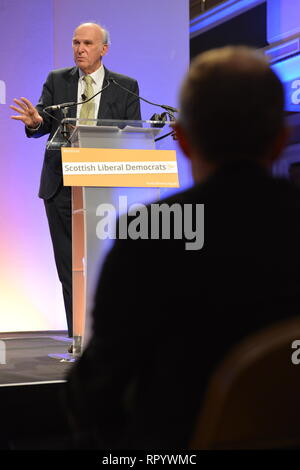 Hamilton, Scotland, Regno Unito. Il 23 febbraio, 2019. Nella foto (sullo sfondo a sinistra) Sir Vince il cavo MP leader del Regno Unito Lib Dems ha e (destra stagliano) Willie Rennie MSP - leader della Scottish Lib Dems ha. Cavo di Vince - Leader del gruppo del Partito europeo dei liberali democratici Parte fornisce il suo discorso su Brexit, Business e i problemi intorno all indipendenza a Scottish liberale Partito Democratico conferenza di primavera. Credito: Colin Fisher/Alamy Live News Foto Stock