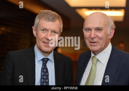 Hamilton, Scotland, Regno Unito. Il 23 febbraio, 2019. Nella foto (sinistra-destra) Willie Rennie MSP - leader della Scottish Lib Dems ha e Sir Vince il cavo MP leader del Regno Unito Lib Dems ha. Cavo di Vince - Leader del gruppo del Partito europeo dei liberali democratici Parte fornisce il suo discorso su Brexit, Business e i problemi intorno all indipendenza a Scottish liberale Partito Democratico conferenza di primavera. Credito: Colin Fisher/Alamy Live News Foto Stock