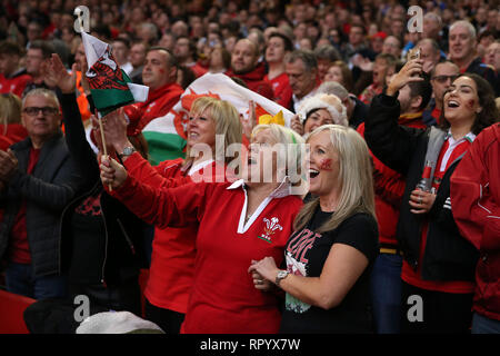 Cardiff, Regno Unito. Il 23 febbraio, 2019. I fan del Galles celebrare. Il Galles v Inghilterra Guinness Sei Nazioni 2019 international partita di rugby al Principato Stadium di Cardiff Wales, Regno Unito sabato 23 febbraio 2019. pic da Andrew Orchard/Alamy Live News nota immagine disponibile per il solo uso editoriale Foto Stock