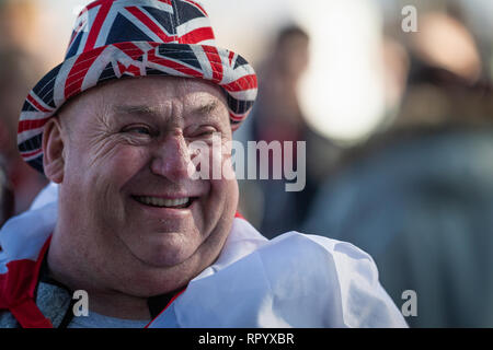 Salford, Regno Unito. Il 23 febbraio, 2019. Migliaia di pro-Tommy Robinson sostenitori radunati fuori la BBC, Salford Quays per guardare il documentario Panodrama che presumibilmente espone la verità dietro i supporti e il suo coinvolgimento con la falsa notizia. Credito: Andy Barton/Alamy Live News Foto Stock