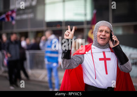 Salford, Regno Unito. Il 23 febbraio, 2019. Migliaia di pro-Tommy Robinson sostenitori radunati fuori la BBC, Salford Quays per guardare il documentario Panodrama che presumibilmente espone la verità dietro i supporti e il suo coinvolgimento con la falsa notizia. Credito: Andy Barton/Alamy Live News Foto Stock