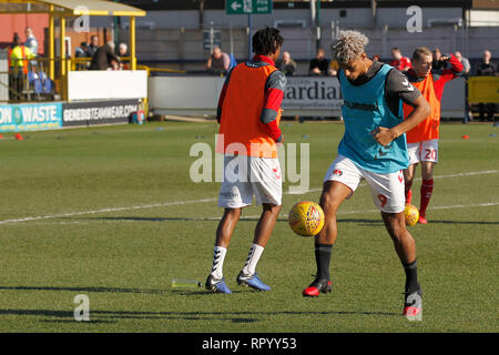 Kingston, Regno Unito. Il 23 febbraio, 2019. Lyle Taylor di Charlton Athletic giocoleria la sfera durante il cielo EFL scommettere League 1 match tra AFC Wimbledon e Charlton Athletic al Cherry Red Records Stadium, Kingston, in Inghilterra il 23 febbraio 2019. Foto di Carlton Myrie. Solo uso editoriale, è richiesta una licenza per uso commerciale. Nessun uso in scommesse, giochi o un singolo giocatore/club/league pubblicazioni. Credit: UK Sports Pics Ltd/Alamy Live News Foto Stock