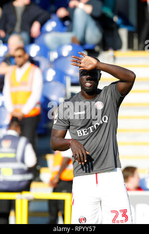 Kingston, Regno Unito. Il 23 febbraio, 2019. Mouhamadou-Naby Sarr scudi i suoi occhi durante il cielo EFL scommettere League 1 match tra AFC Wimbledon e Charlton Athletic al Cherry Red Records Stadium, Kingston, in Inghilterra il 23 febbraio 2019. Foto di Carlton Myrie. Solo uso editoriale, è richiesta una licenza per uso commerciale. Nessun uso in scommesse, giochi o un singolo giocatore/club/league pubblicazioni. Credit: UK Sports Pics Ltd/Alamy Live News Foto Stock