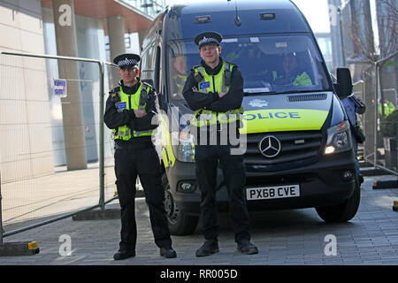 Manchester, Regno Unito. Il 23 febbraio, 2019. Gli ufficiali di polizia stand ad un recintato di area in Media City, Salford, Regno Unito. Il 23 febbraio, 2019. (C)Barbara Cook/Alamy Live News Credito: Barbara Cook/Alamy Live News Credito: Barbara Cook/Alamy Live News Foto Stock
