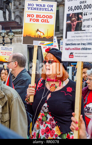 Londra, Regno Unito. 23 febbraio 2019. Una protesta presso la banca di Inghilterra chiede loro di ritornare a $1,3 miliardi di euro in oro venezuelano (31 tonnellate) per il governo venezuelano e per la fine dell'US-backed tentato colpo di stato. Opposizione di destra leader Juan Guaido, illegittimamente riconosciuto dal nostro governo come presidente, ha scritto a Theresa può chiamare per i fondi destinati ad essere inviati a lui. Tra i relatori erano ex sindaco di Londra Ken Livingstone e Kate Hudson di CND. Peter Marshall / Alamy Live News Foto Stock