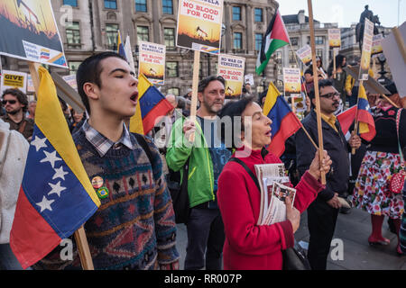 Londra, Regno Unito. 23 febbraio 2019. Una protesta presso la banca di Inghilterra chiede loro di ritornare a $1,3 miliardi di euro in oro venezuelano (31 tonnellate) per il governo venezuelano e per la fine dell'US-backed tentato colpo di stato. Opposizione di destra leader Juan Guaido, illegittimamente riconosciuto dal nostro governo come presidente, ha scritto a Theresa può chiamare per i fondi destinati ad essere inviati a lui. Tra i relatori erano ex sindaco di Londra Ken Livingstone e Kate Hudson di CND. Peter Marshall / Alamy Live News Foto Stock