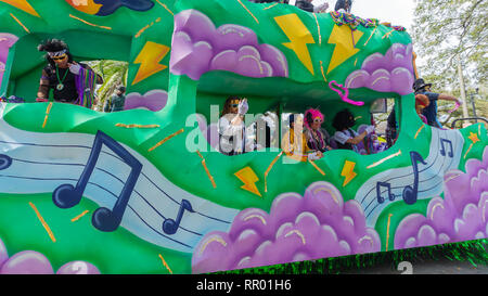 Febbraio 23, 2019 New Orleans, LA Mardi Gras 2019 prende il via con galleggianti e passeggiate krewes uptown con il Krewe di Guerre Indiane e Krewe di Pontchartrain Foto Stock