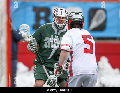 Piscataway, NJ, Stati Uniti d'America. Il 23 febbraio, 2019. Loyola levrieri utente malintenzionato Pat Spencer (7) tenta di mettere una mossa su Rutgers defenceman Kyle Pless (5) durante un degli uomini del NCAA lacrosse gioco tra Loyola University Maryland e la Rutgers Scarlet Knights a HighPoint.com stadium di Piscataway, NJ. Mike Langish/Cal Sport Media. Credito: csm/Alamy Live News Foto Stock