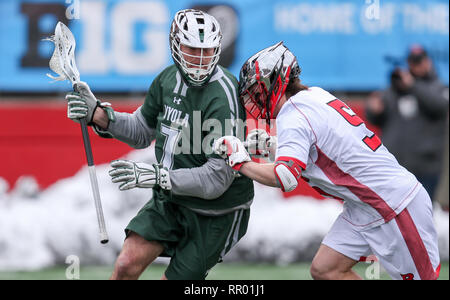 Piscataway, NJ, Stati Uniti d'America. Il 23 febbraio, 2019. Loyola levrieri utente malintenzionato Pat Spencer (7) tenta di mettere una mossa su Rutgers defenceman Kyle Pless (5) durante un degli uomini del NCAA lacrosse gioco tra Loyola University Maryland e la Rutgers Scarlet Knights a HighPoint.com stadium di Piscataway, NJ. Mike Langish/Cal Sport Media. Credito: csm/Alamy Live News Foto Stock