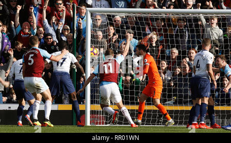 Burnley's Chris Wood punteggi il suo lato del primo obiettivo del gioco durante il match di Premier League a Turf Moor, Burnley. Foto Stock