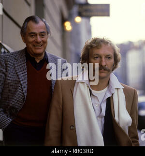 KIR ROYAL 6. Karriere / Helmut Dietl Szene mit SAMMY DRECHSEL und Franz Xaver KROETZ (Baby Schimmerlos). / Überschrift: Kir Royal / BRD 1986 Foto Stock