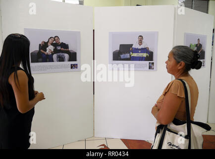 EL SALVADOR ESPOSIZIONE FOTOGRAFICA 'Desde el dia que te fuiste' - perché il giorno è a sinistra. Ogni fotografia è didascalie con il testo di sotto. Foto Stock