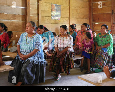 GUATEMALA Padre William Mullen MM dicendo messa a Q'eqchi indiani a Limon Village, vicino a El Remate, Peten. Foto Stock