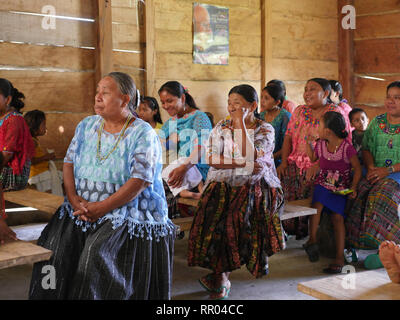 GUATEMALA Padre William Mullen MM dicendo messa a Q'eqchi indiani a Limon Village, vicino a El Remate, Peten. Foto Stock