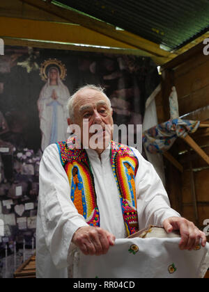 GUATEMALA Padre William Mullen MM dicendo messa a Q'eqchi indiani a Limon Village, vicino a El Remate, Peten. Foto Stock