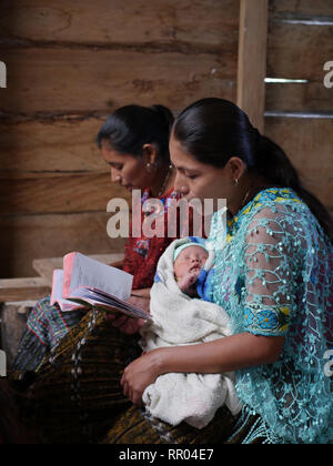 GUATEMALA messa cattolica di domenica. Q'eqchi indiani, le madri e i bambini, al Limon Village, vicino a El Remate, Peten. Foto Stock