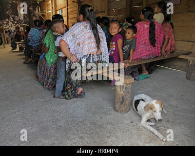 GUATEMALA Padre William Mullen MM dicendo messa a Q'eqchi indiani a Limon Village, vicino a El Remate, Peten. Foto Stock