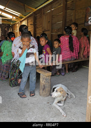 GUATEMALA Padre William Mullen MM dicendo messa a Q'eqchi indiani a Limon Village, vicino a El Remate, Peten. Foto Stock