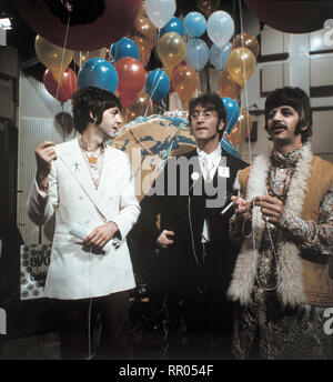 Tutto ciò di cui hai bisogno è l'Amore" - I BEATLES - Paul McCartney, John Lennon e Ringo Starr, Aufnahme 1967 / Überschrift: BEATLES Foto Stock